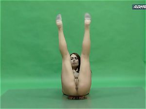 fat udders Nicole on the green screen spreading